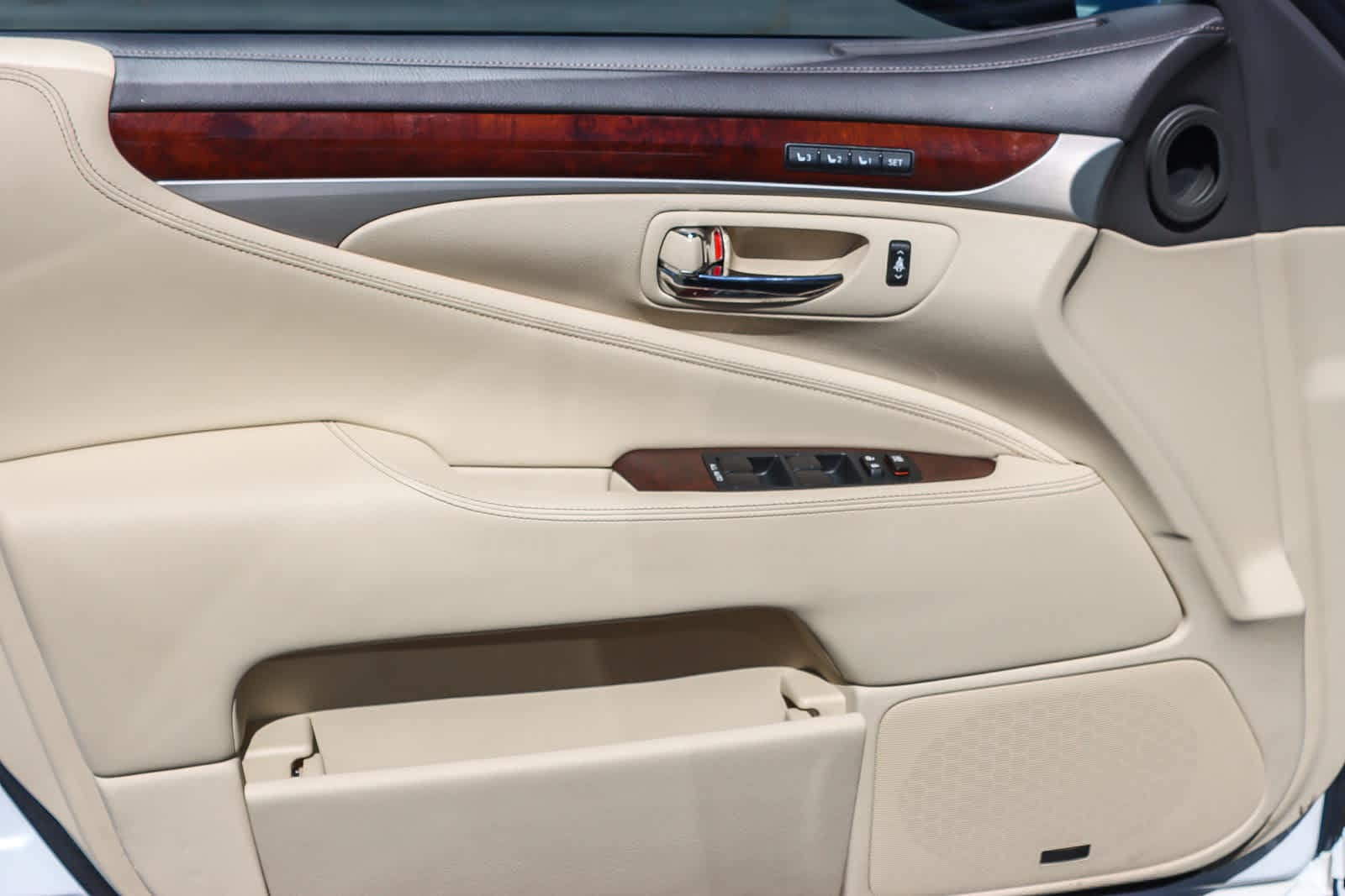 Thumbnail: 2014 Lexus LS - 20