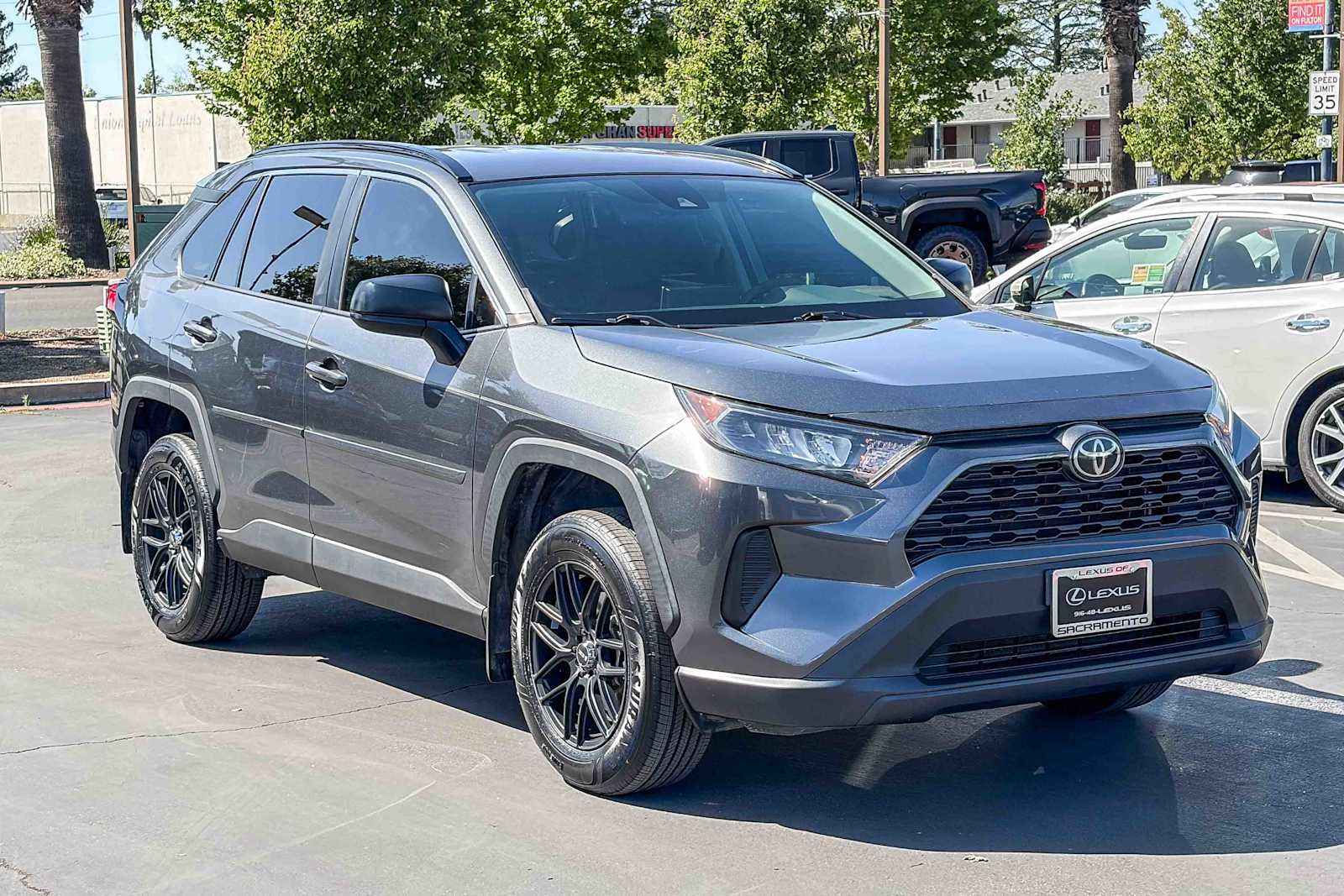 2019 Toyota RAV4 LE photo 4