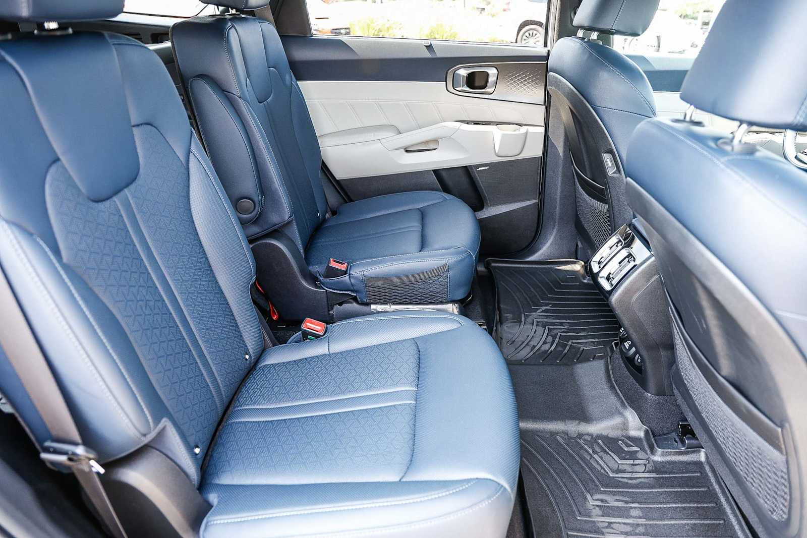 Thumbnail: 2023 Kia Sorento - 28