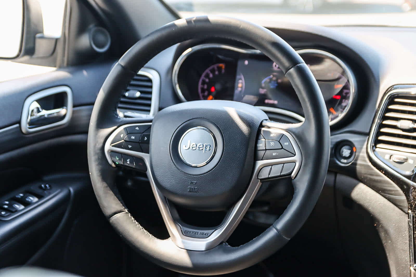 Thumbnail: 2019 Jeep Grand Cherokee - 14