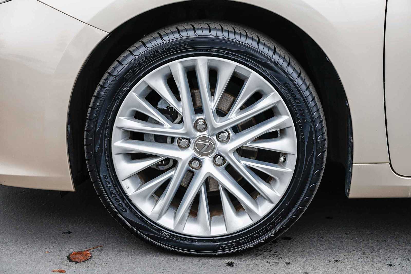 Thumbnail: 2013 Lexus ES - 9