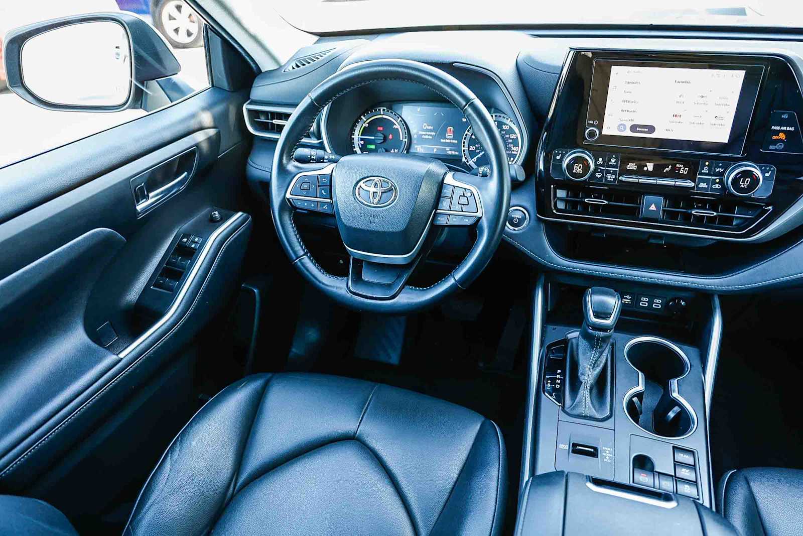 Thumbnail: 2023 Toyota Highlander - 24