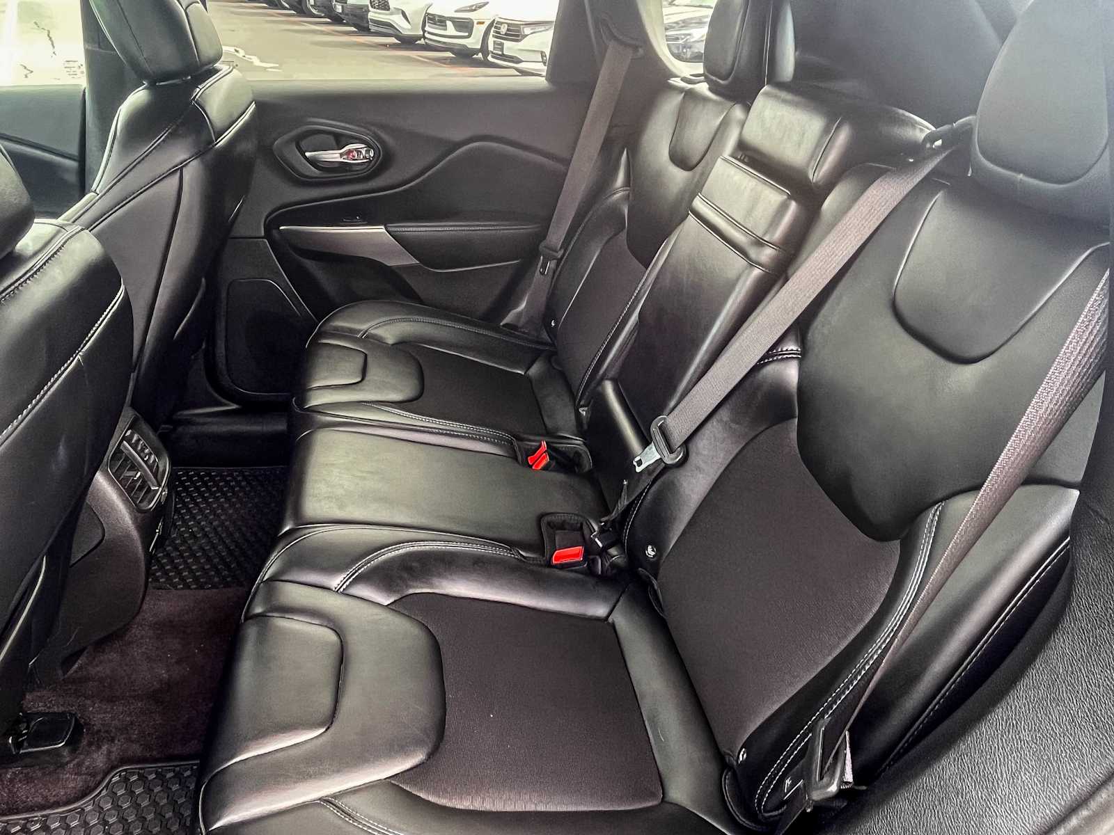 Thumbnail: 2019 Jeep Cherokee - 17