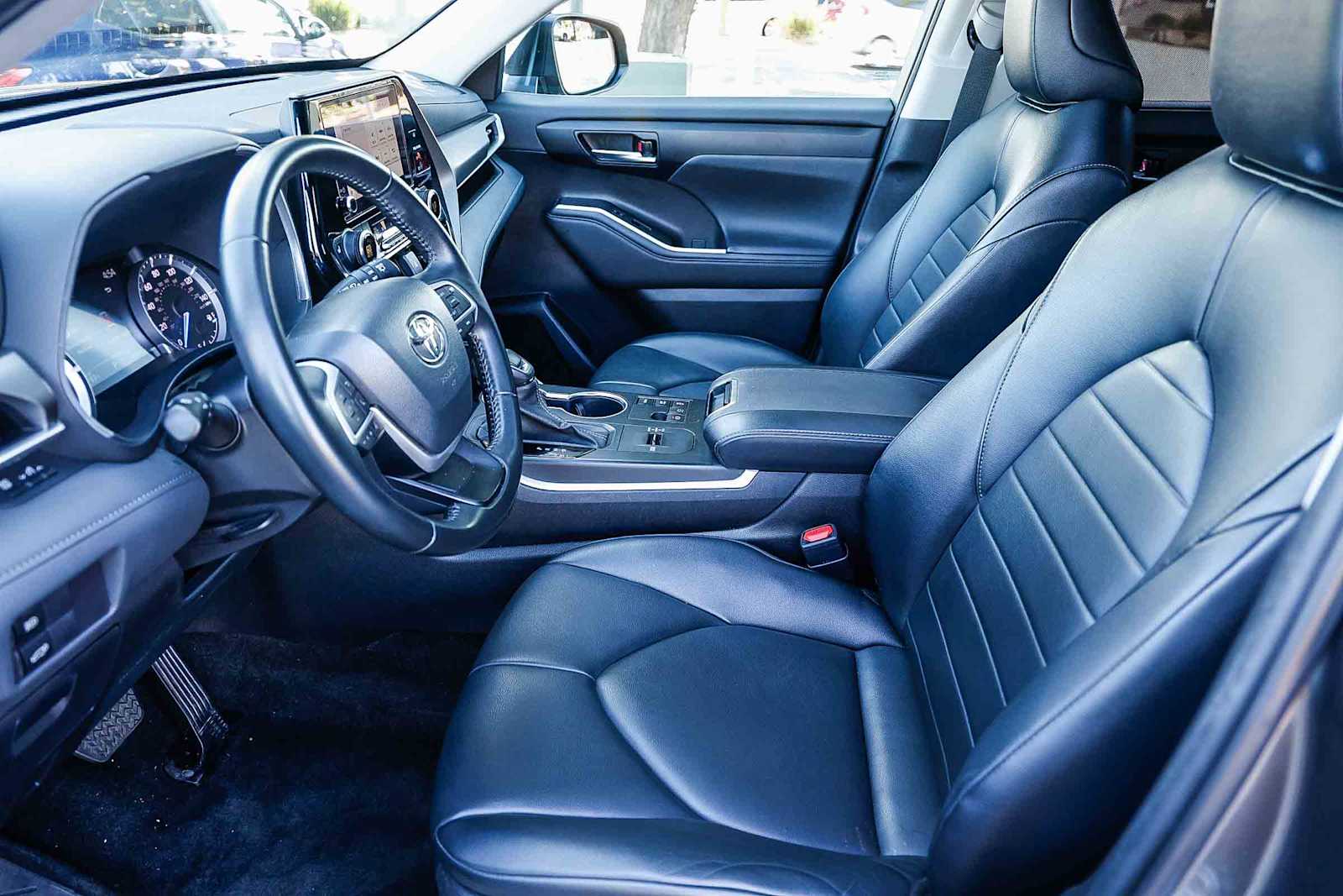 Thumbnail: 2023 Toyota Highlander - 32