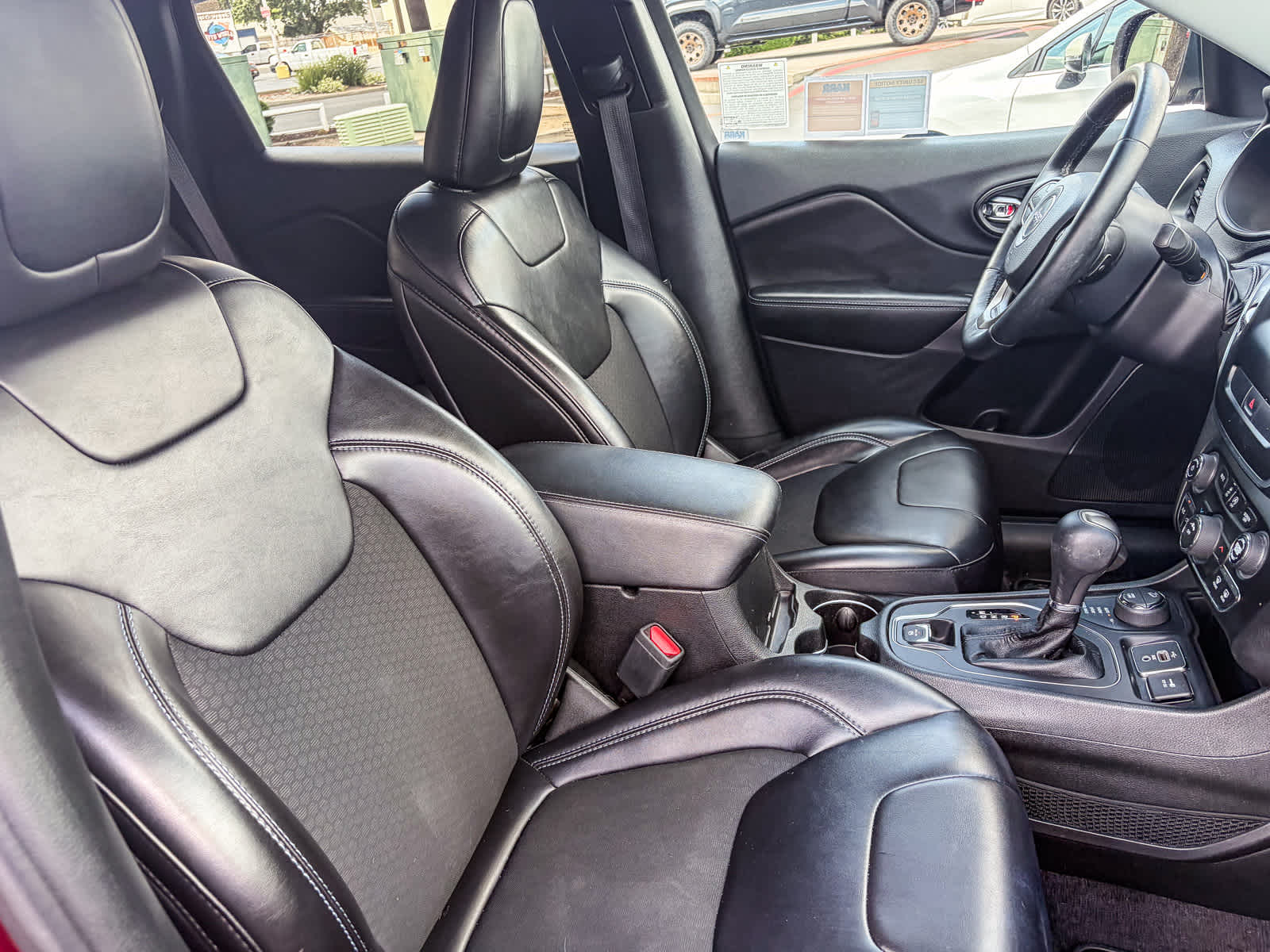 Thumbnail: 2019 Jeep Cherokee - 15