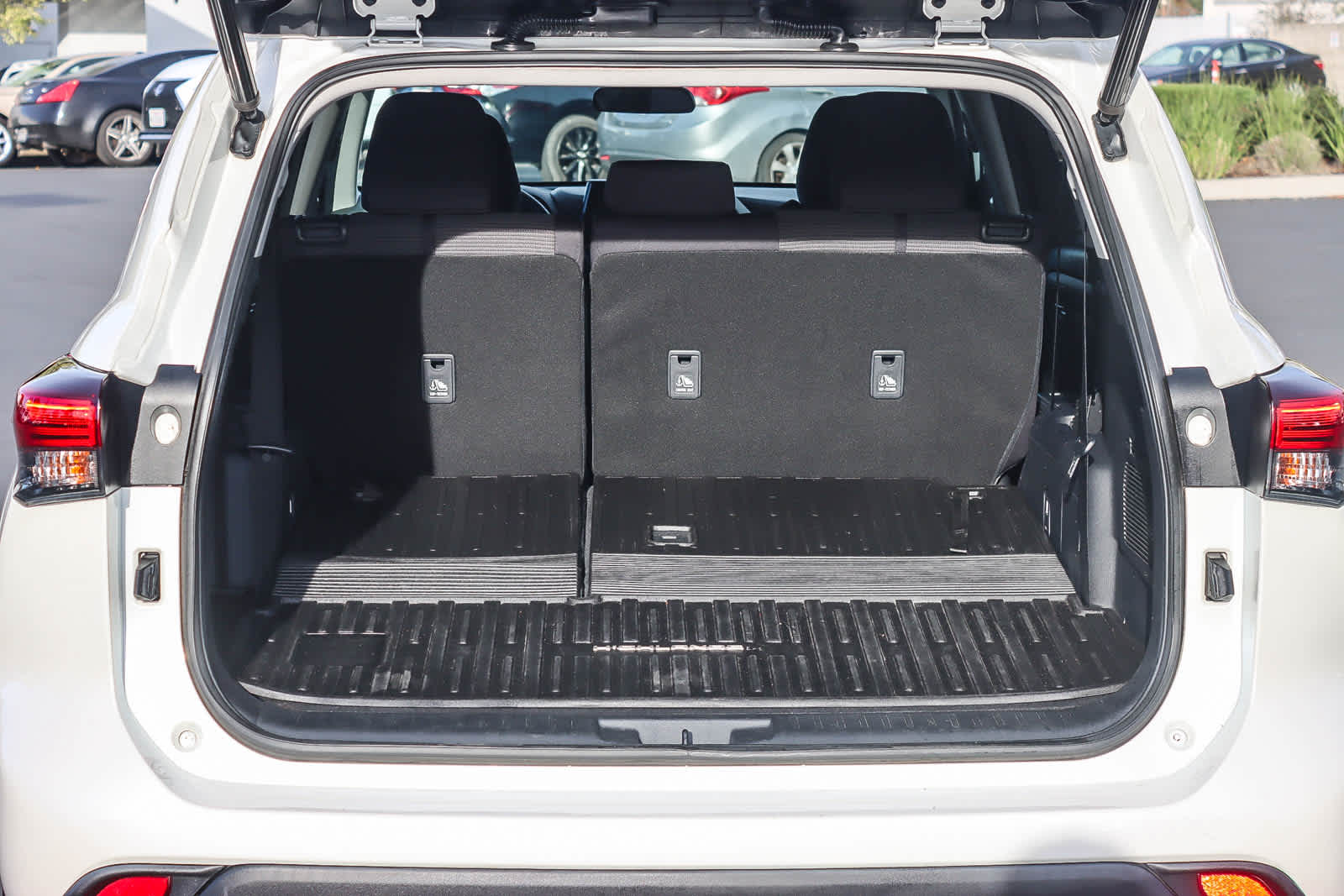 Thumbnail: 2020 Toyota Highlander - 25