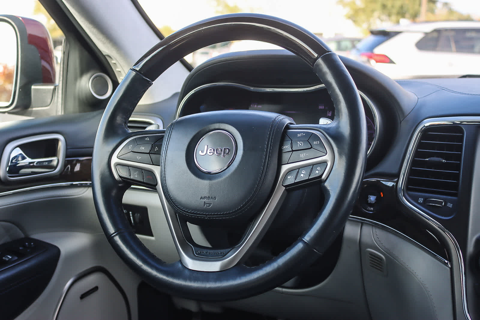 Thumbnail: 2017 Jeep Grand Cherokee - 14