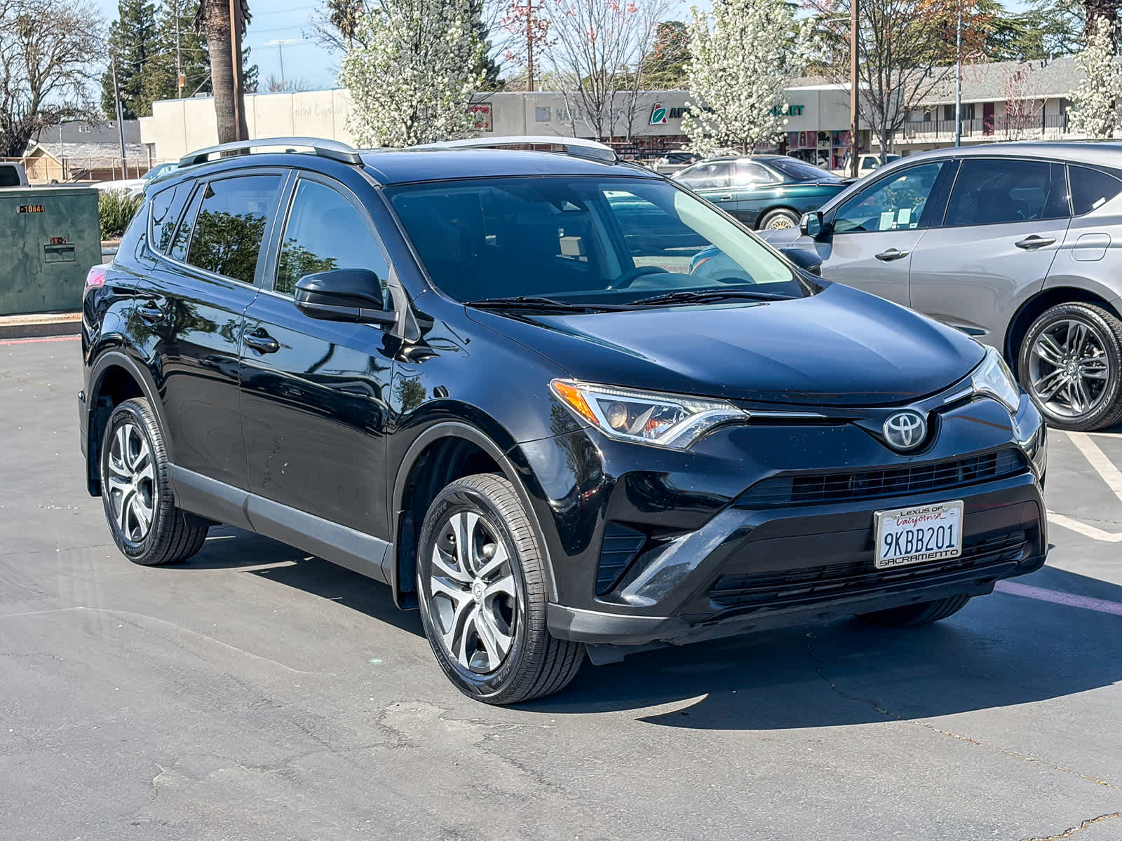 Thumbnail: 2017 Toyota RAV4 - 5