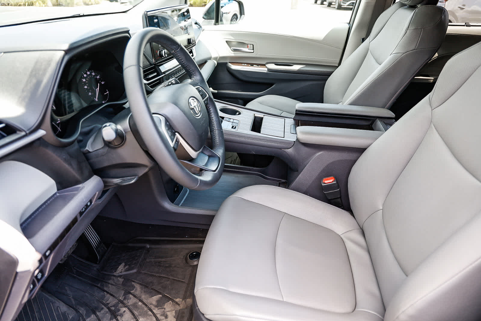 Thumbnail: 2023 Toyota Sienna - 30