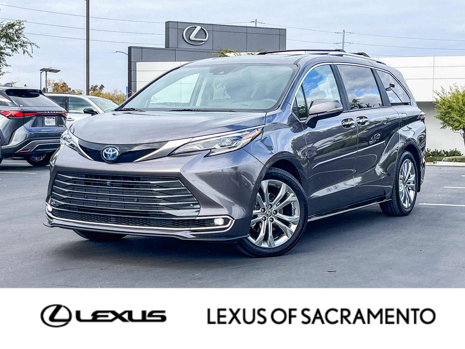 2024 Toyota Sienna Platinum's photo