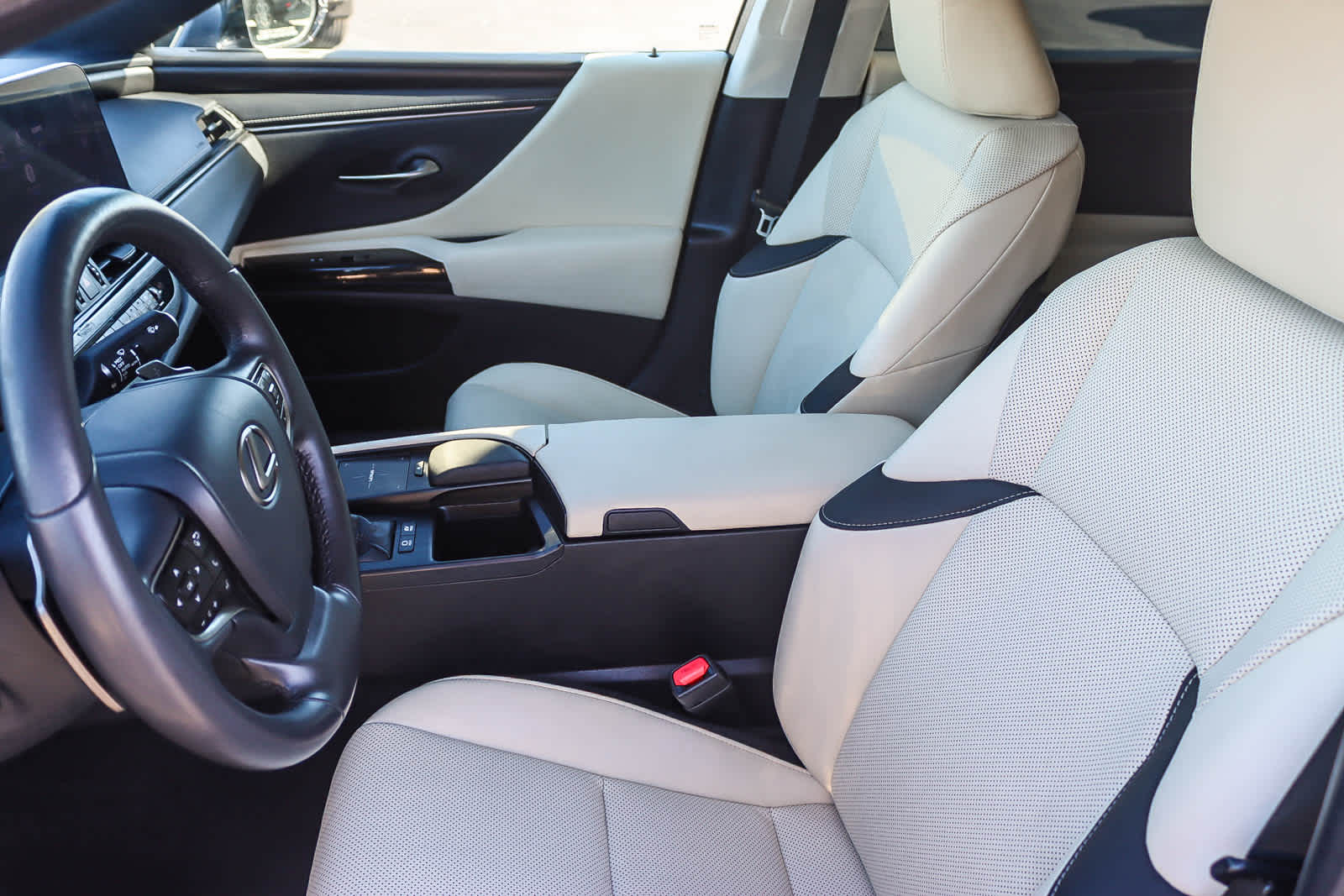 Thumbnail: 2022 Lexus ES - 17