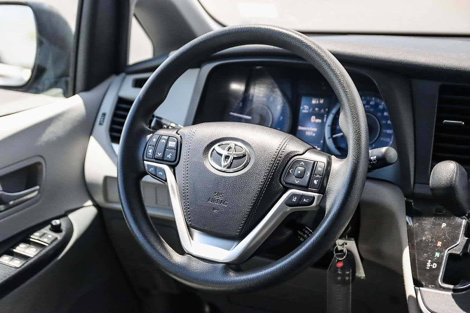 Thumbnail: 2020 Toyota Sienna - 23
