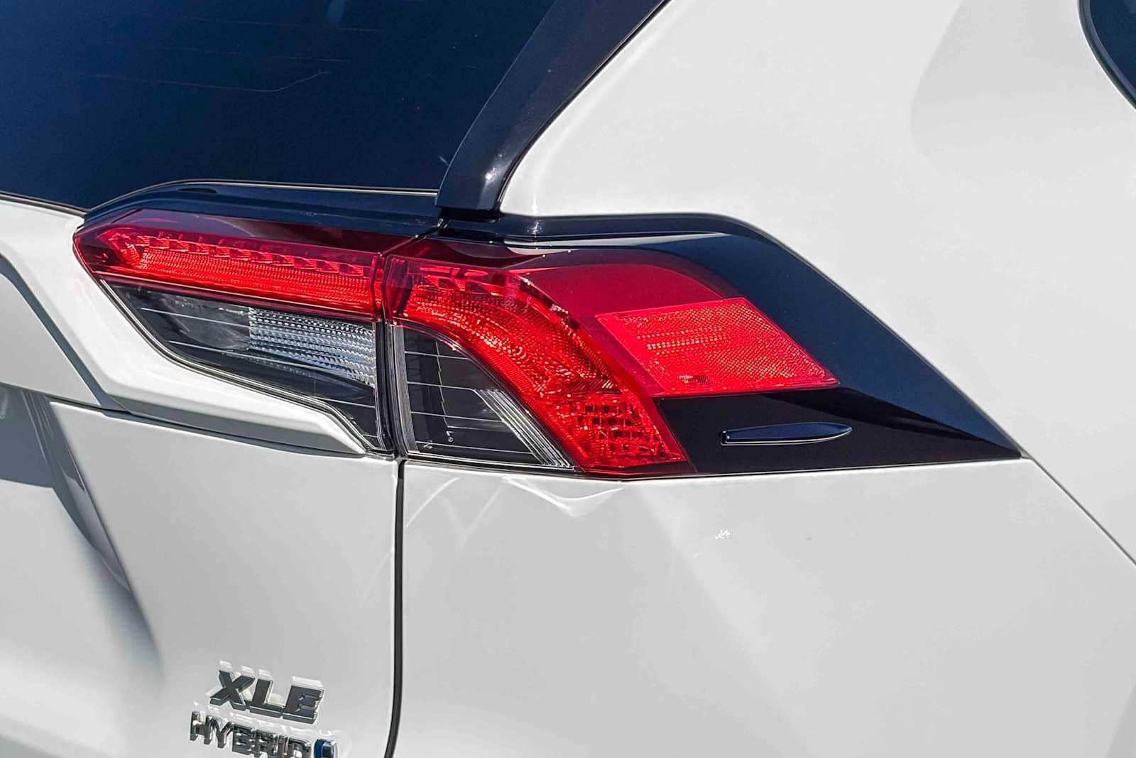 2022 Toyota RAV4 Hybrid XLE photo 3