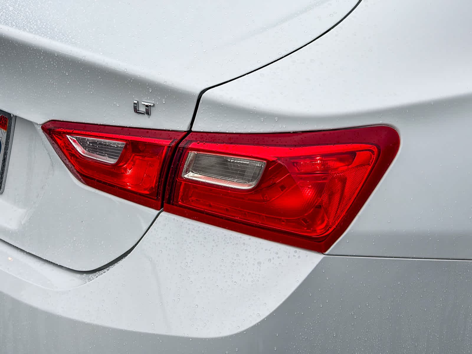 2018 Chevrolet Malibu LT photo 3