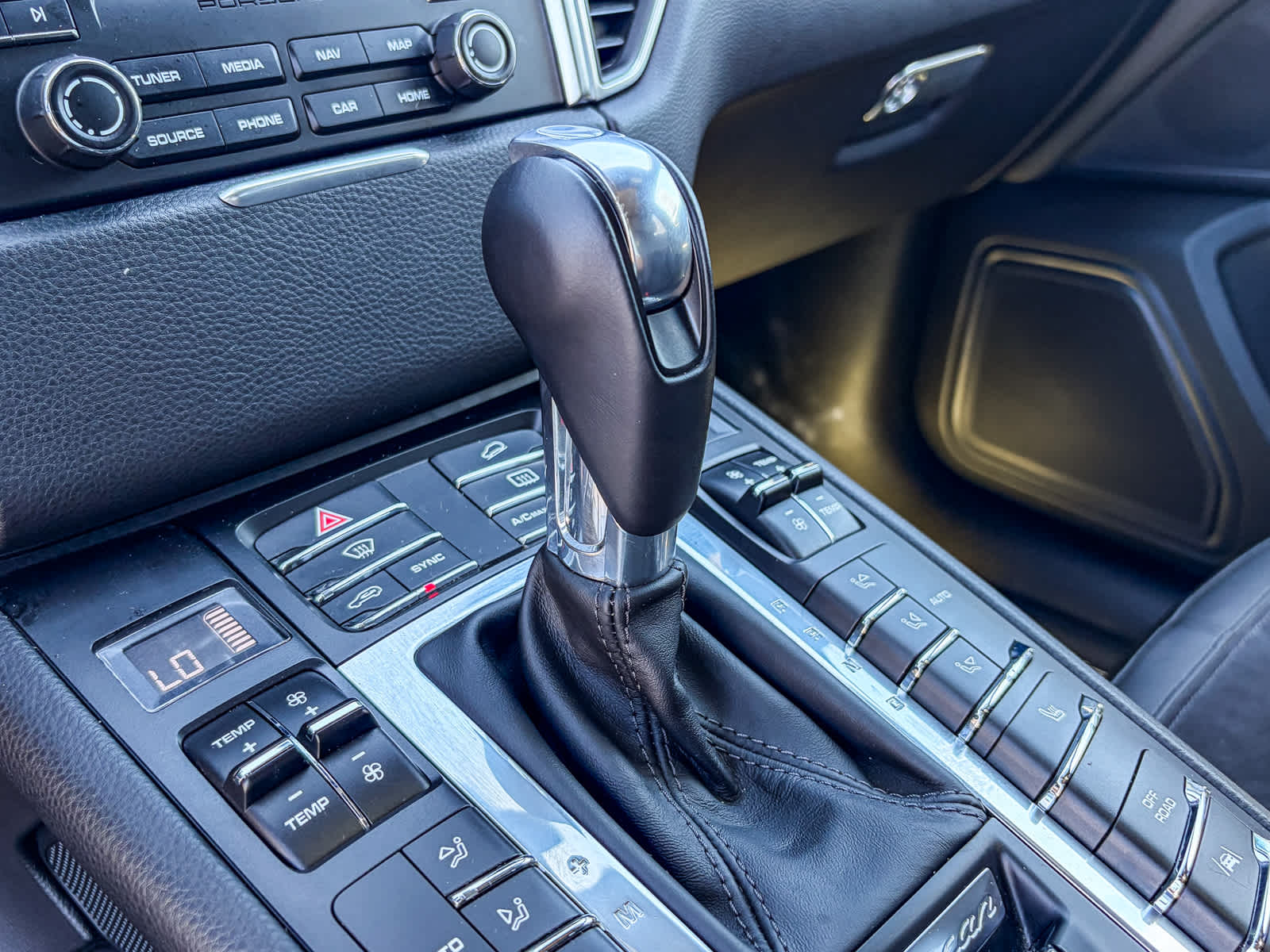 Thumbnail: 2018 Porsche Macan - 18