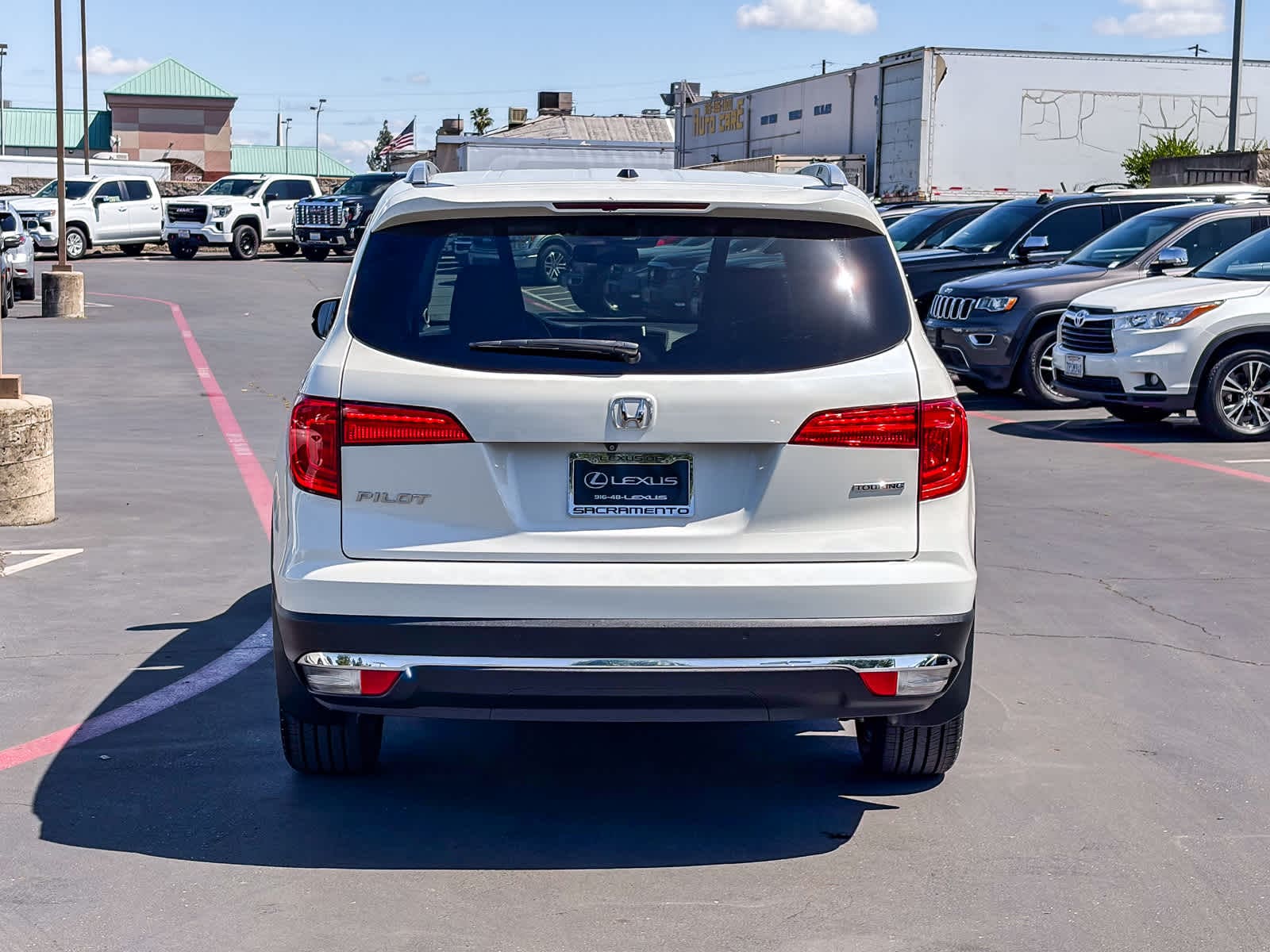 2018 Honda Pilot Touring FWD photo 2