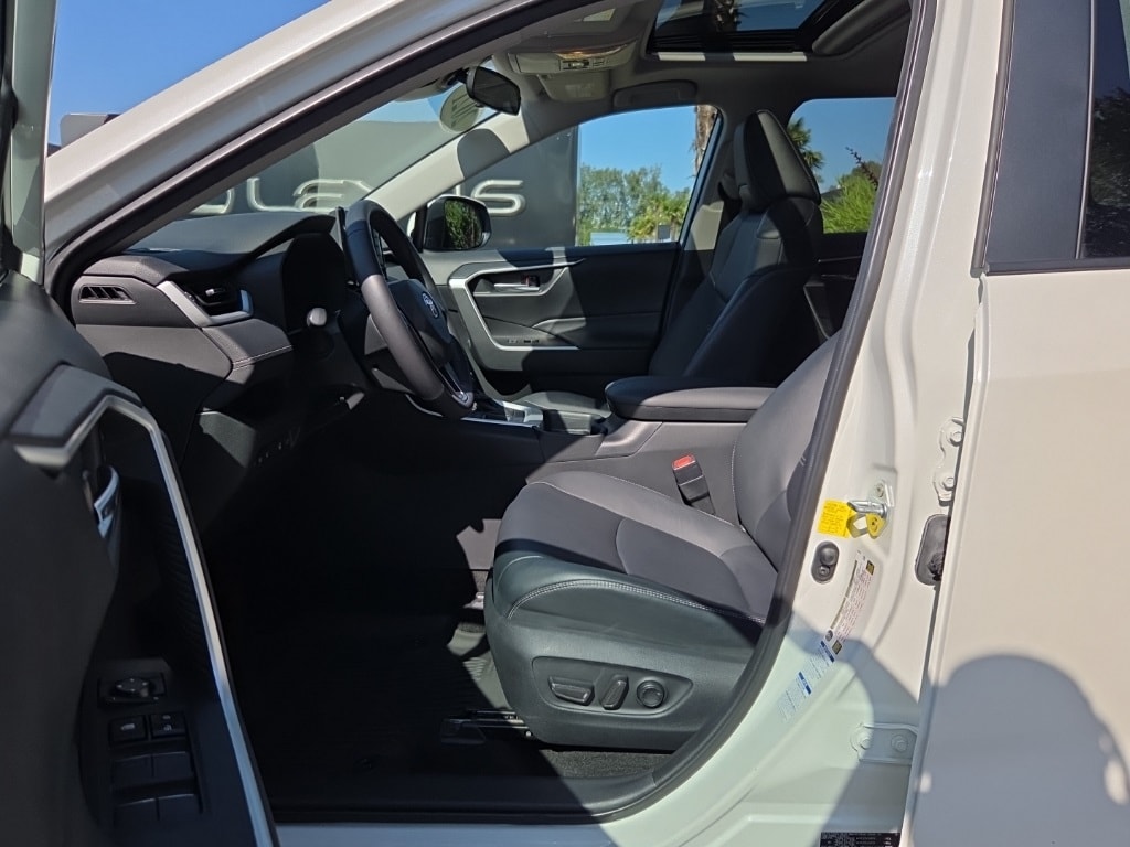 2021 Toyota RAV4 XLE Premium photo 3