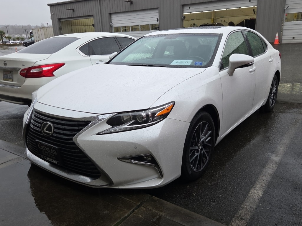 2016 Lexus ES 350's photo