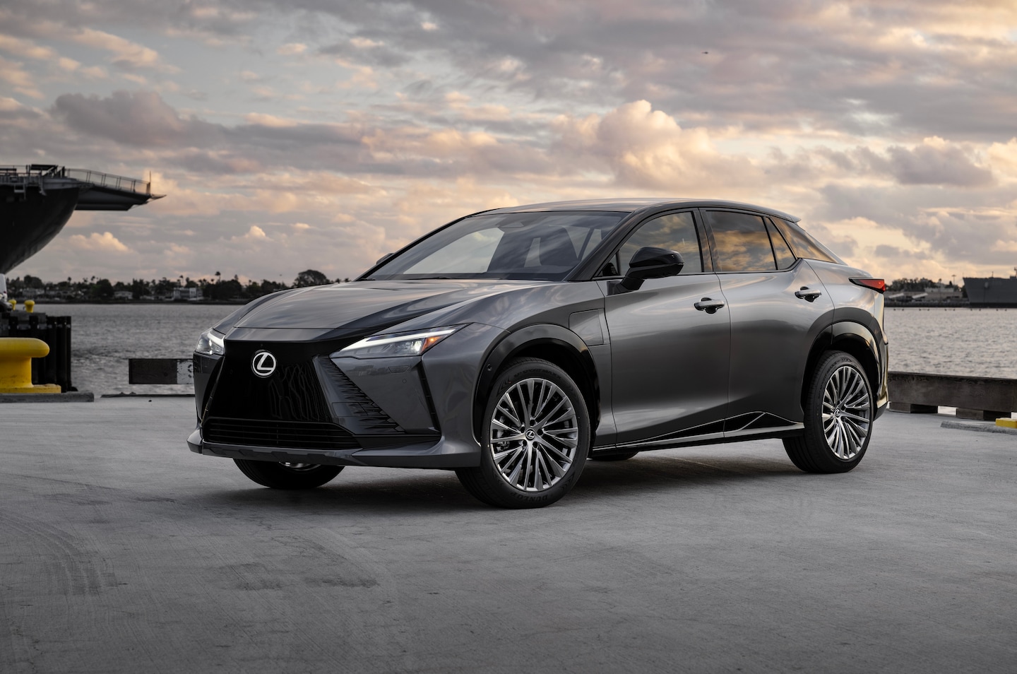 2024_Lexus_RZ_450e_Luxury_CloudburstBlack_002.jpg