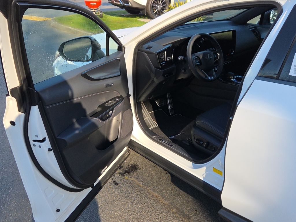 2026 Lexus NX 450h+ F-Sport - Photo 10