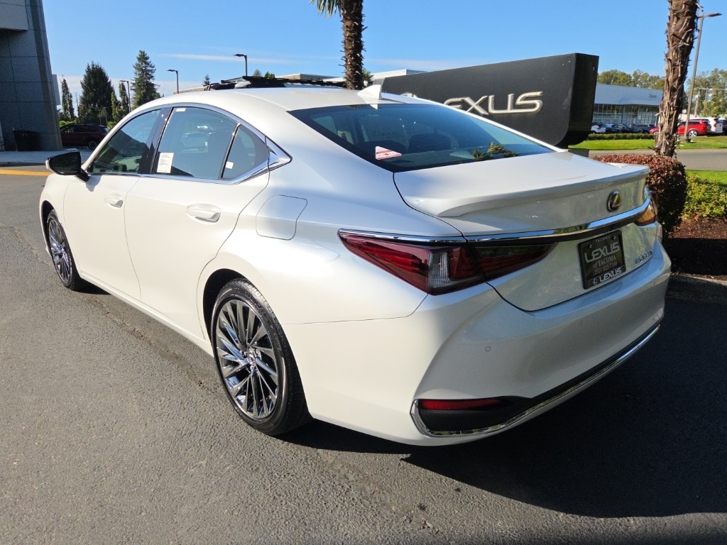New 2025 Lexus ES HYBRID 300h LUXURY 4-DOOR SEDAN