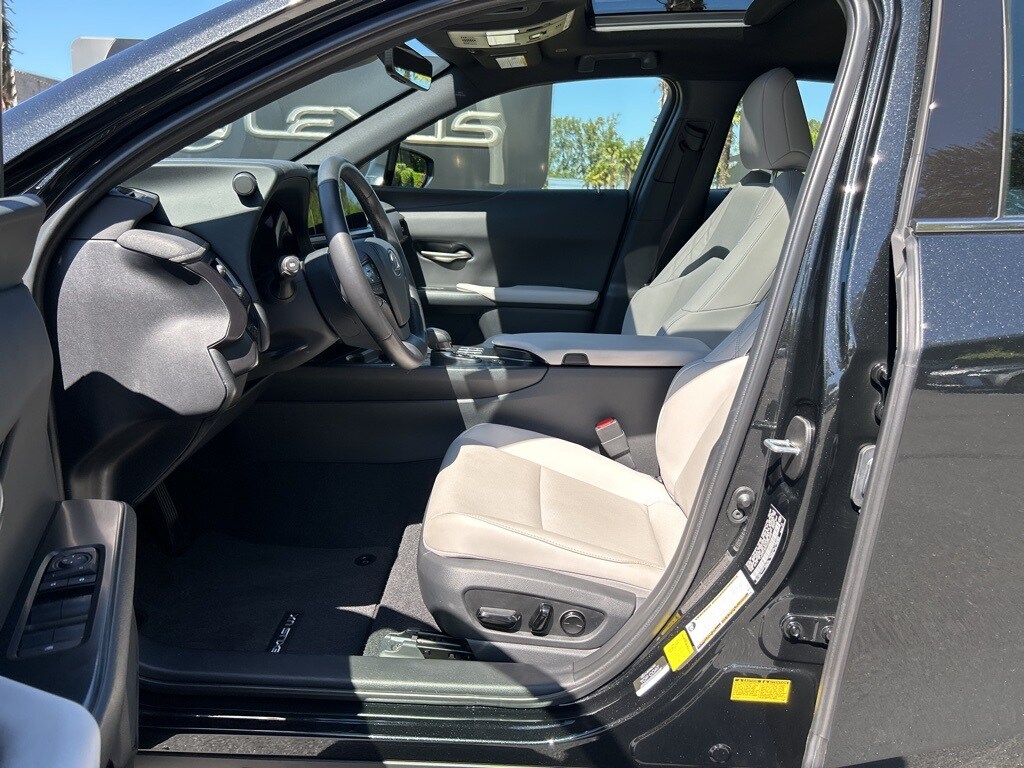 2025 Lexus UX Premium photo 4