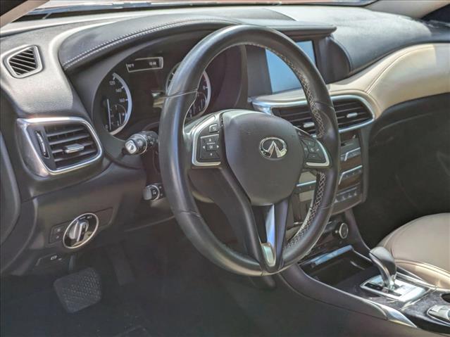 2017 Infiniti QX30 Premium photo 3