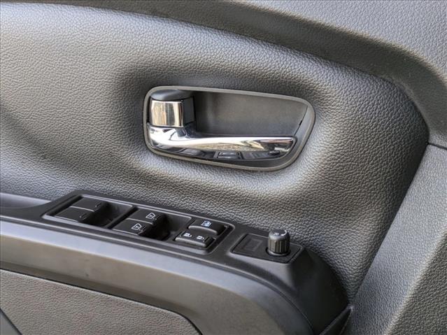 2018 Nissan Titan Crew Cab SV photo 2