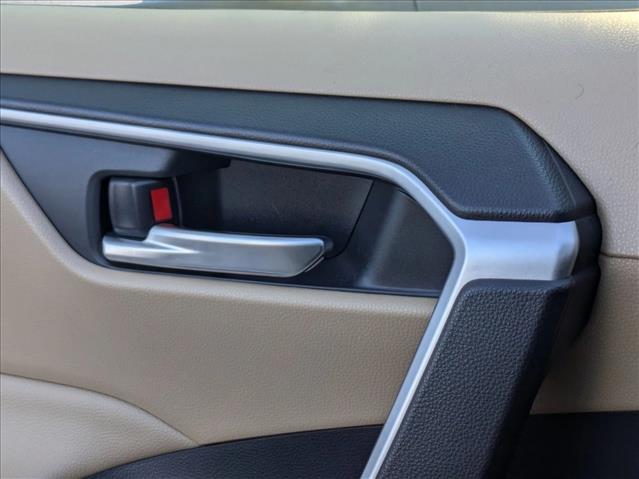 2021 Toyota RAV4 XLE photo 2