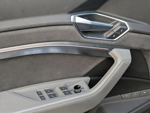 2022 Audi e-tron Sportback Premium Plus photo 2