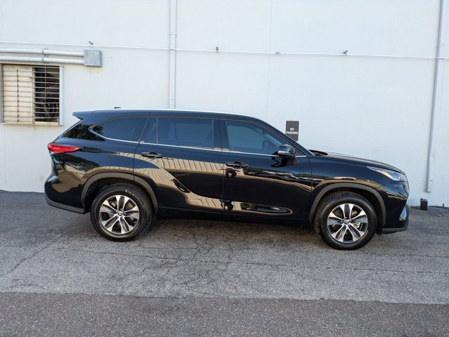 2022 Toyota Highlander XLE photo 4