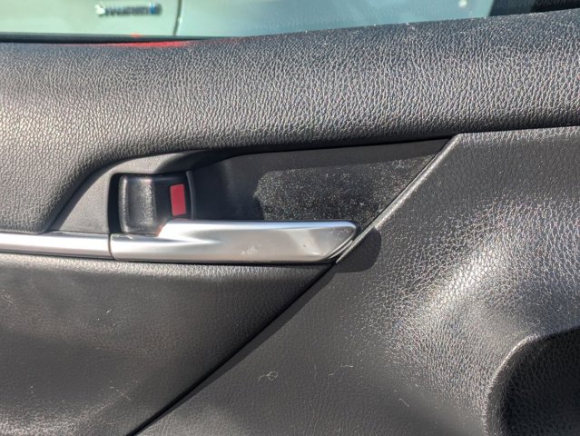 2020 Toyota Camry SE photo 2