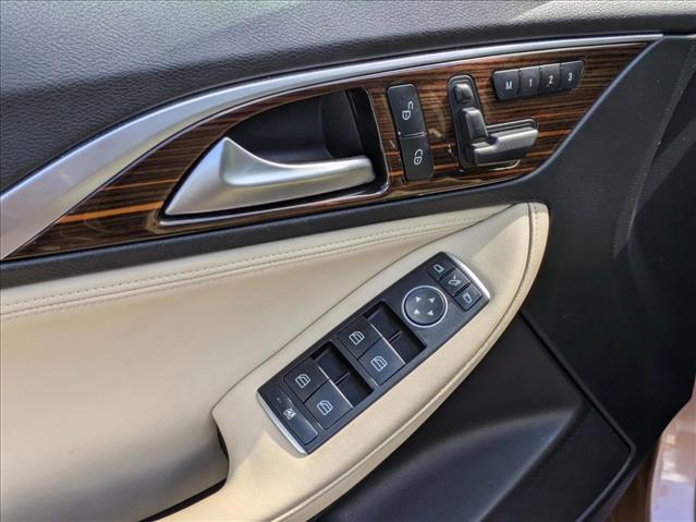 2017 Infiniti QX30 Premium photo 2