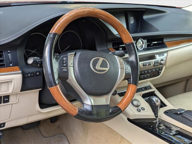 2015 Lexus ES 300h photo 3