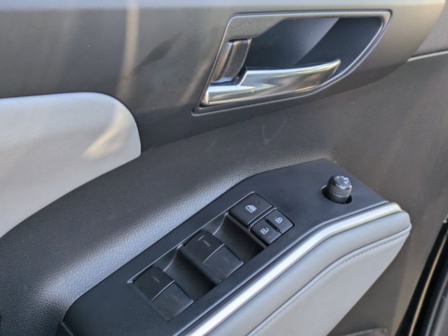 2022 Toyota Highlander XLE photo 2