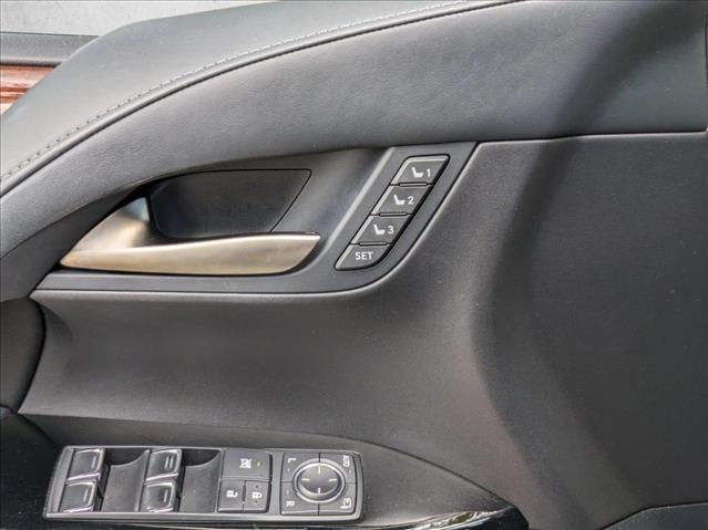 2016 Lexus LX 570 photo 2