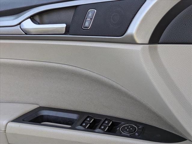 2019 Ford Fusion SE photo 2