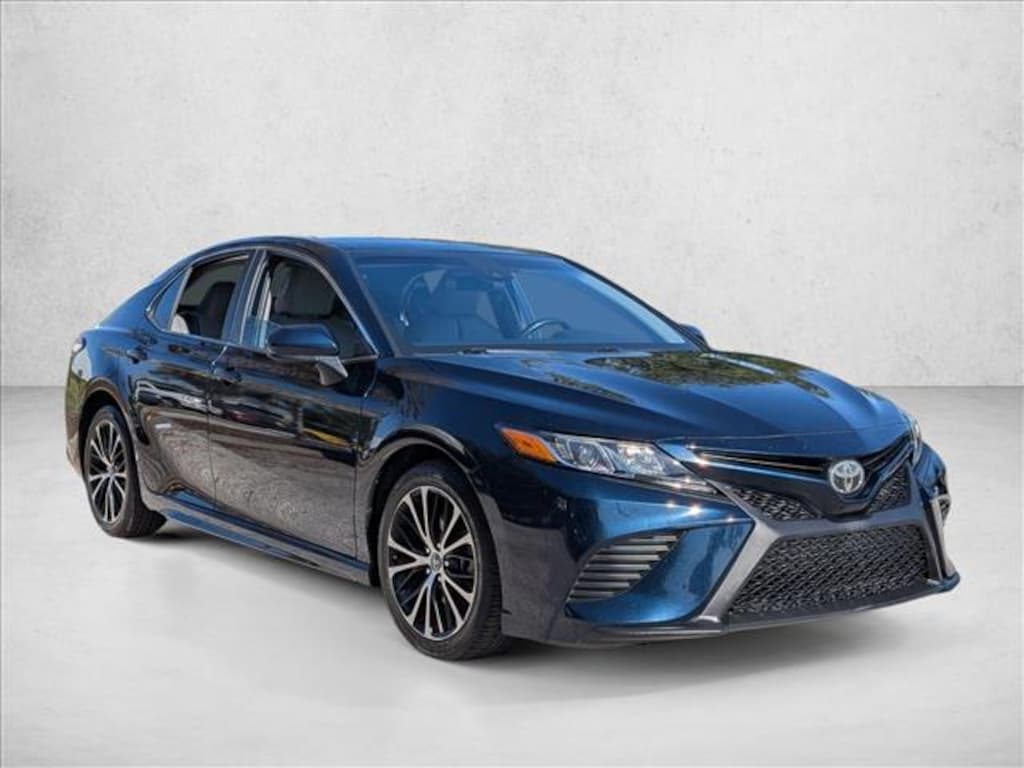 Used 2020 Toyota Camry SE Sedan