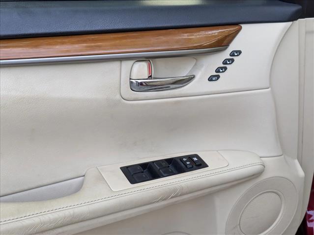 2015 Lexus ES 300h photo 2