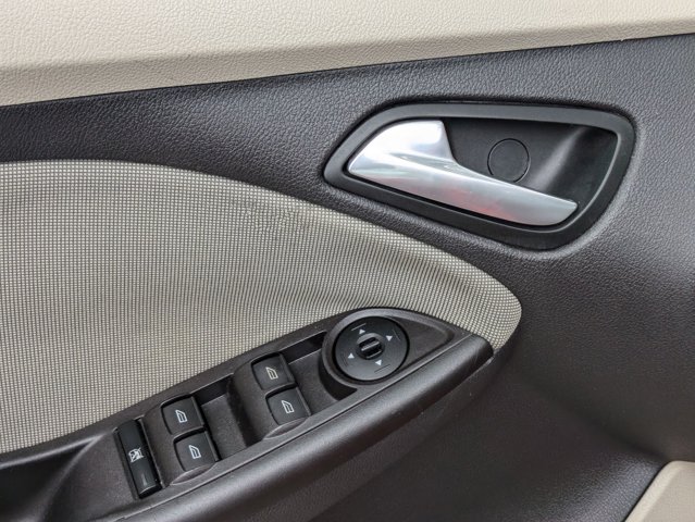 2014 Ford Focus Sedan photo 2