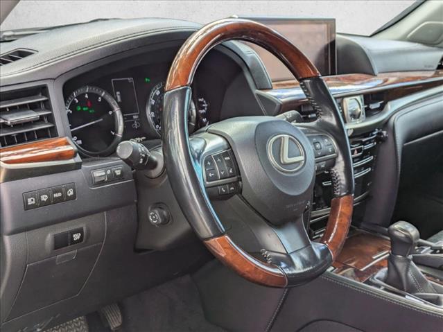 2016 Lexus LX 570 photo 3