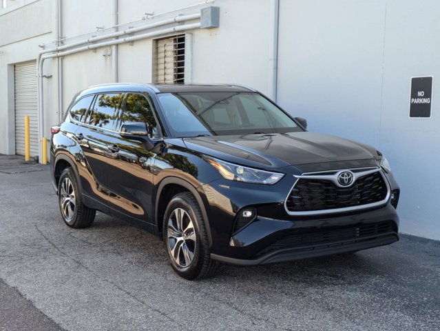 2022 Toyota Highlander XLE photo 3