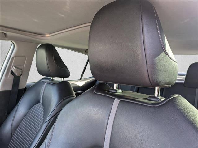 2020 Toyota Camry SE photo 3