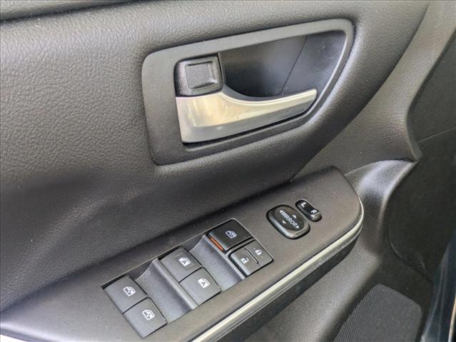 2017 Toyota Camry SE photo 2
