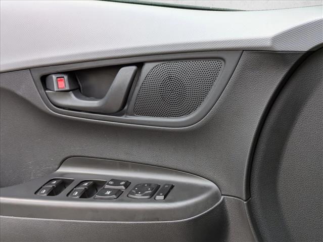 2021 Hyundai Kona SE photo 2