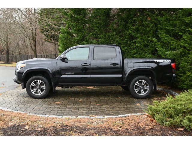 2019 Toyota Tacoma TRD Sport V6 photo 2