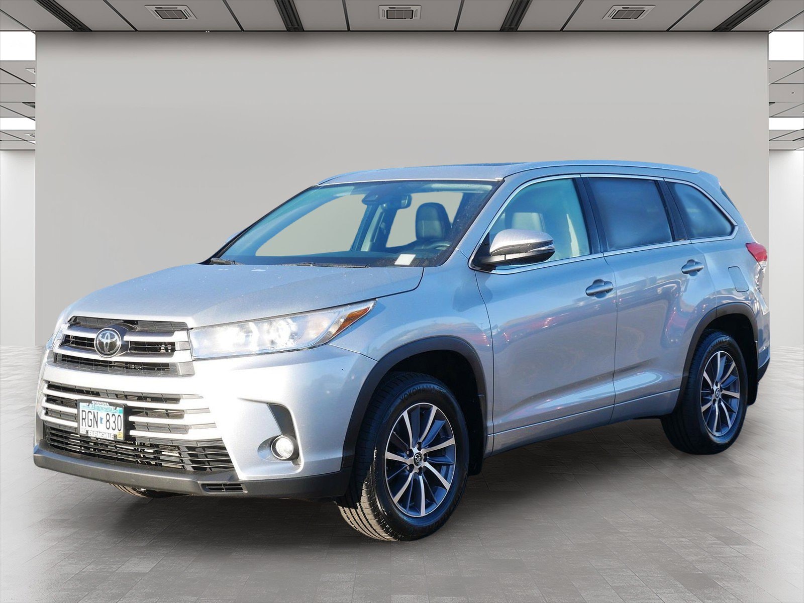 Used 2017 Toyota Highlander XLE with VIN 5TDJZRFH3HS467711 for sale in Wayzata, Minnesota