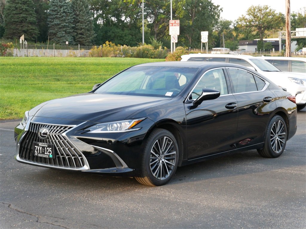 2023 Lexus ES 300h photo 2