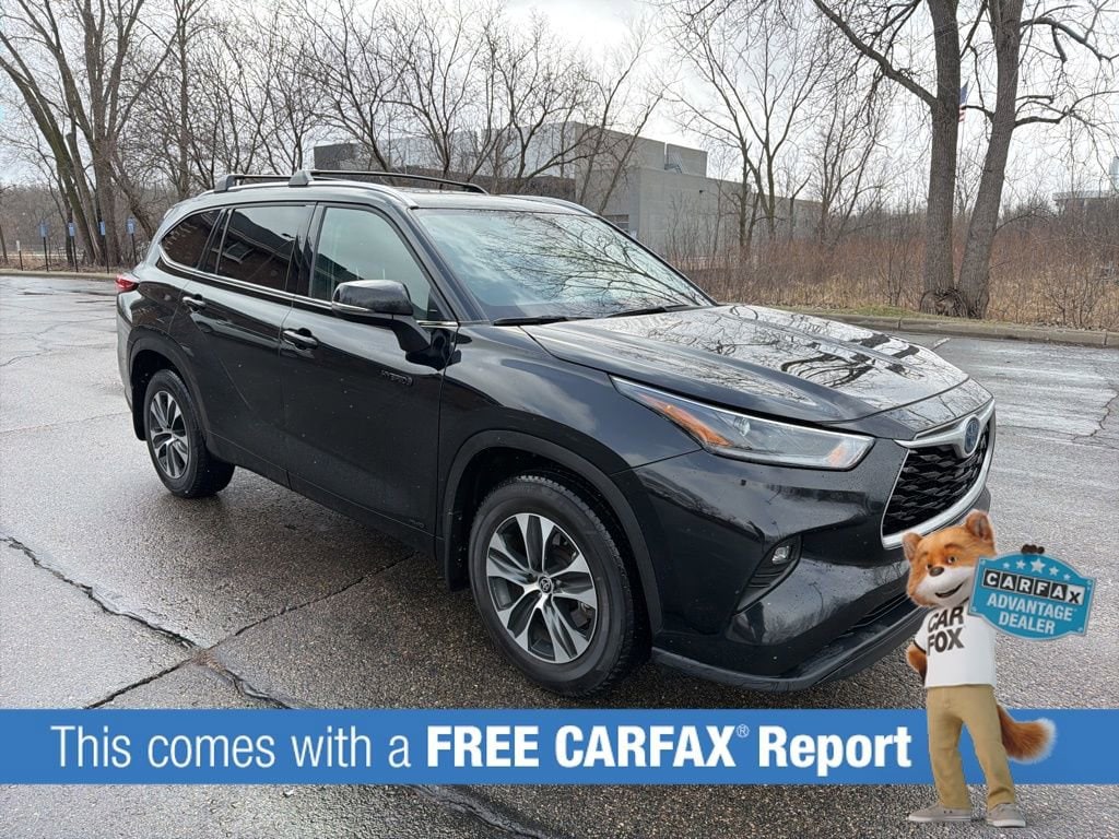 Used 2021 Toyota Highlander XLE with VIN 5TDGBRCH2MS038847 for sale in Wayzata, Minnesota