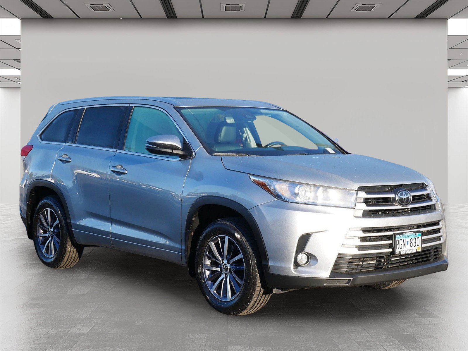Used 2017 Toyota Highlander XLE with VIN 5TDJZRFH3HS467711 for sale in Wayzata, Minnesota